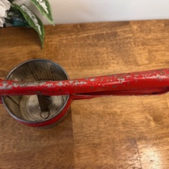 Vintage Red Metal‎ Potato Ricer – Handy Things Juicer Vegetable Masher Press USA - Picture 3 of 6